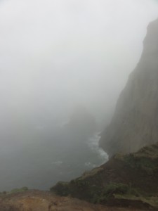 la pointe sous la rampe, dans le brouillard