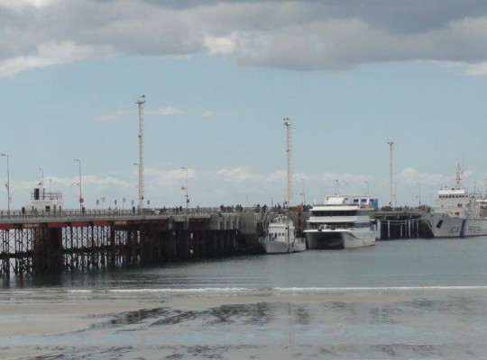 Ponton sur la mer à Puerto Madryn