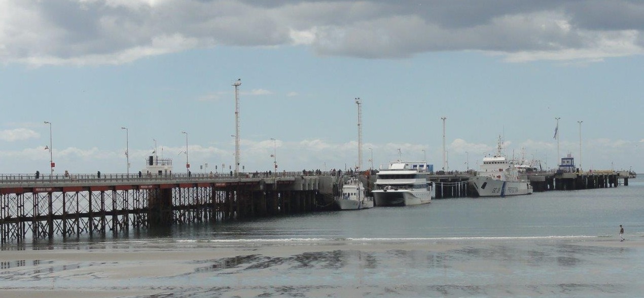 Ponton sur la mer à Puerto Madryn