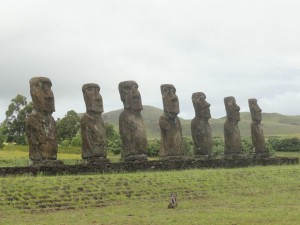 les premiers MoaÏ, selon la tradition orale, ce sont 7 jeunes Rapa Nui envoyés en éclaireurs sur l'île