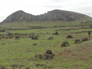 la montagne face aux Moaï