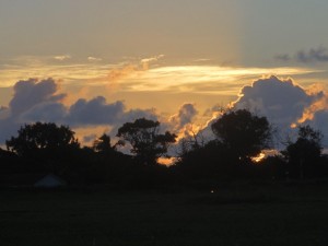 derniers rayons de soleil depuis l'aéroport avant de m'envoler vers Tahiti