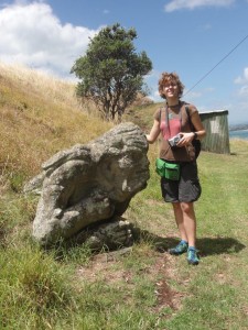 Ida, la jeune croate, à côté d'une sculpture ancienne à devonport