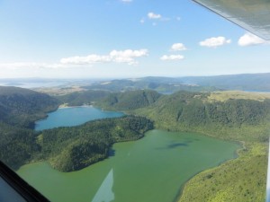 deux lacs côte à côte de couleurs différentes !