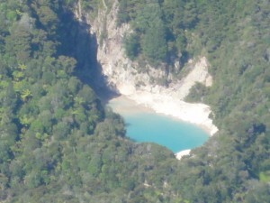 tout petit lac mais à très haute température !