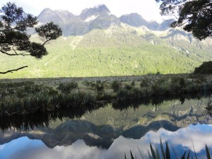 avec la montagne qui est reflétée