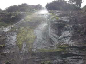 pas une cascade mais la douche (le bateau s'est approché contre la paroi...