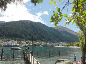 vue sur le port : on voit tout en haut l'arrivée de la Gondola