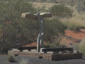 sculpture en mémoire des ouvriers du chantier du train , faite avec des rails de un mètre