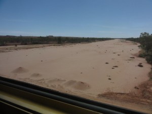 seul pont immense emprunté , qui passe sur une rivière de sable...