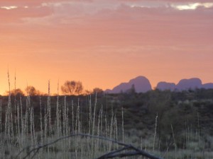 au loin, le Kata Tjuta est également sous l'éclairage du soleil couchant