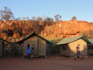 le campement, ma tentr est à gauche. En fait, seuls "les murs", sont en toile de tente.