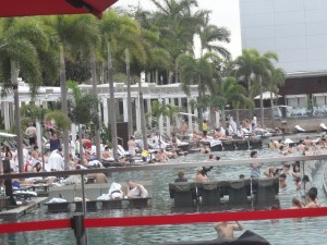 toujours en haut de l'édifice : un hôtel de luxe avec piscine à débordement ! ujours en haut du "bateau