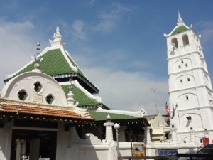 lieu de culte musulman, juste en face du temple chinois