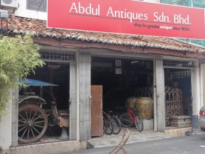 "magasin d'antiquités"