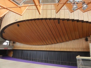 plafond d'une autre salle de concert, tout en bois