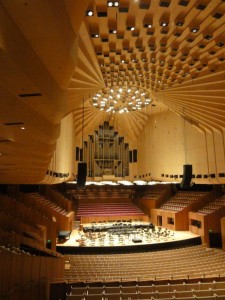 autre salle de concert avec orgues impressionnantes au fond