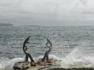 jolie sculpture sur la mer