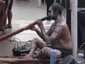 le musicien aborigène, lui , était sur le port