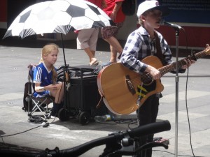 dans la partie piétonne de ma rue, de nombreux artistes se produisent, même très jeunes !