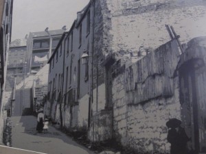 peinture trompe l'œil qui représente la même rue telle qu'elle était en 1901...