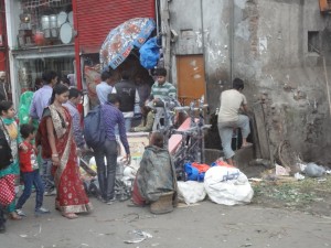 la beauté des saris tranche avec la saleté des rues