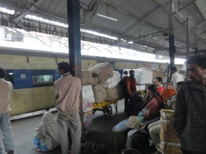 arrivés sur le quai de la gare où nous attendrons notre train, le spectacle est partout