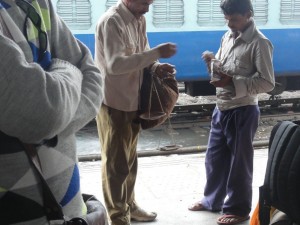 vendeur de cacahuètes qui les vend au poids en utilisant une balance à fléau !