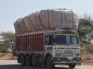 ces camions, nous en verrons des milliers, souvent chargés deux fois plus que celui-ci