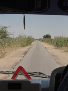 la route se rétrécit ! quand on doit croiser un autre véhicule, c'est à la dernière seconde que l'un des deux cède la passage !!!