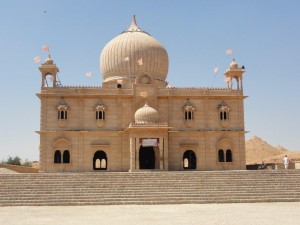 le temple tout neuf, il y avait de nombreux pèlerins