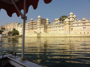 le palais vu du bateau qui nous emmène sur le lac Picchola