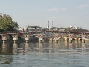 passerelle qui relie une partie de la ville à l'ancienne cité