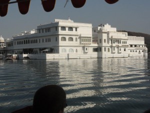 le palais blanc au milieu du lac