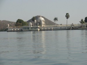 palais sur une île où nous faisons une halte