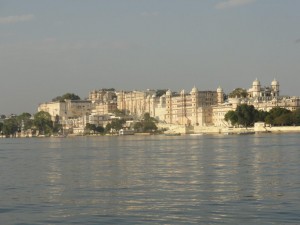 le palais au loin sous le soleil couchant