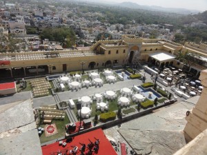 vue sur l'esplanade, préparatifs pour la fête (on assistera aux répétitions musicales)