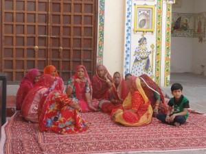 chanteuses traditionnelles qui s'entraînent pour la fête