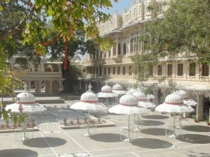 autre cour aux jolis parasols