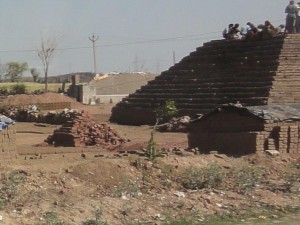 pyramides de briques près des briqueteries