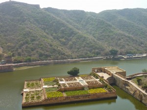 magnifiques jardins sur le lac, vus du Fort