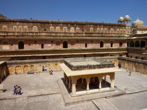 autour de cette olace se trouvait le quadrilatère des femmes du harem, véritable labyrinthe...