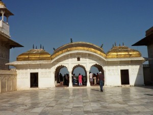 magnifique cour . Depuis les arcades, on peut apercevoir au loin le Taj Mahal..