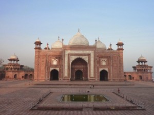 La mosquée en grès rouge à gauche du Taj mahal. Sa réplique à droite de l'édifice a été construite pour la symétrie du site...