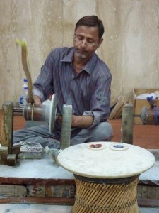 Avant de quitter Agra, nous visiterons un atelier d"incrustation de pierres précieuse dans le marbre. Travail d'une minutie telle que les ouvriers finissent presque aveugles...Celui-ci m'a montré une minuscule pièce qu'il devait incruster....