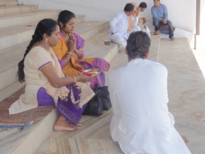 pèlerins avec un brahmane qui va les purifier de leurs péchés