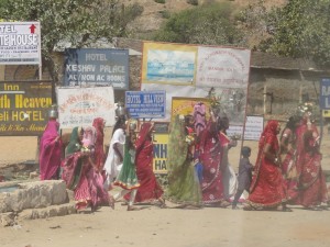 a la sortie de la ville, nous apercevrons, depuis le bus un cortège de femmes, se rendant probablement à un mariage (dixit le guide)