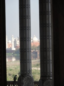 on aperçoit au loin le Taj Mahal derrière le fleuve