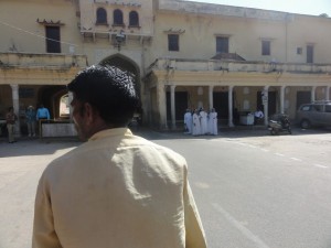 on quitte les palais, mon "chauffeur" vu de dos...