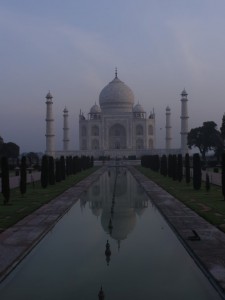 le Taj Mahal encore peu éclairé par le lever du soleil